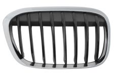 REJILLA BMW X1 (F48) 2015-2019 FRENTE / MARCO CROMADO / LAMAS NEGRAS / MODELO M-TECH / DERECHA