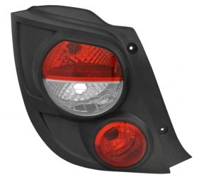 PILOTO TRASERO CHEVROLET AVEO 2011-2016 3/5 PUERTAS / BASE NEGRA / IZQUIERDO